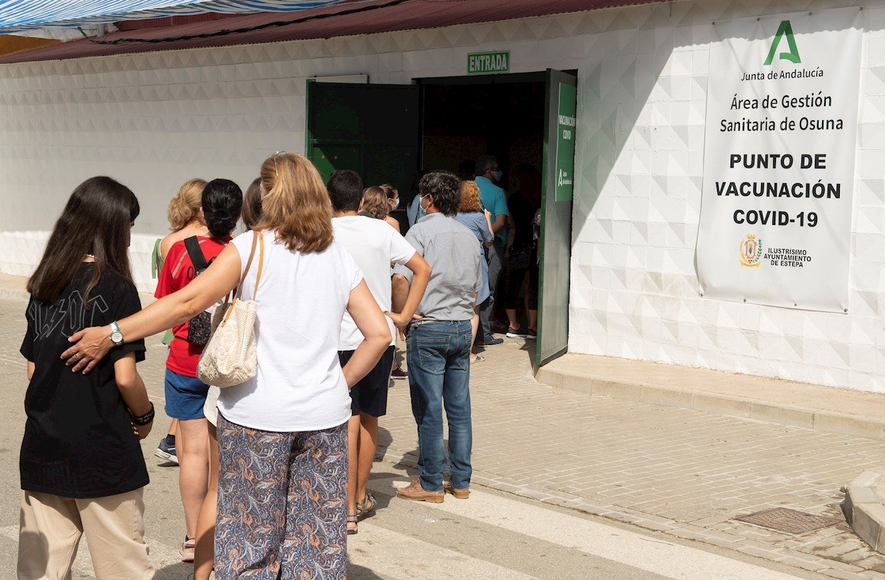 Sanidad notifica 7.115 contagios de coronavirus y 171 fallecidos, mientras la incidencia baja hasta los 276 casos Sanidad notifica 7.115 contagios de coronavirus y 171 fallecidos, mientras la incidencia baja hasta los 276 casos