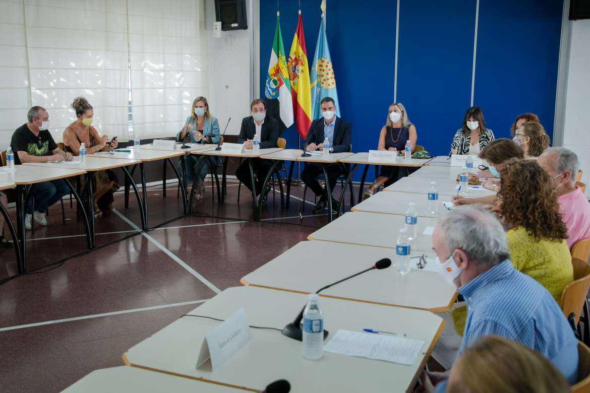 El presidente del Gobierno pide consenso para reformar las pensiones y garantiza las conexiones ferroviarias de Extremadura el año que viene El presidente del Gobierno pide consenso para reformar las pensiones y garantiza las conexiones ferroviarias de Extremadura el año que viene