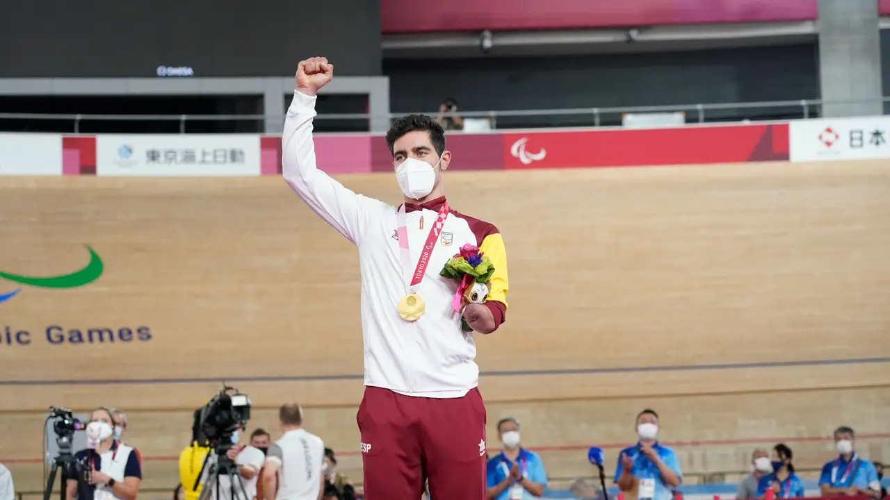 Alfonso Cabello tras ganar el oro en e velódromo de Izu Alfonso Cabello tras ganar el oro en e velódromo de Izu