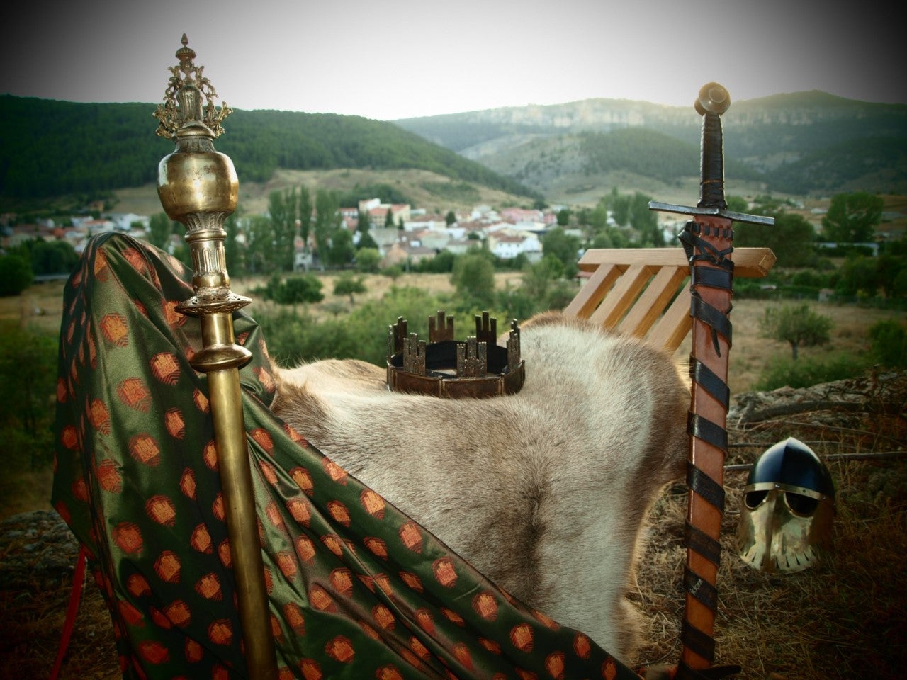 Vuelta al medievo en Tragacete con una muestra con vestimentas y armas de época Vuelta al medievo en Tragacete con una muestra con vestimentas y armas de época