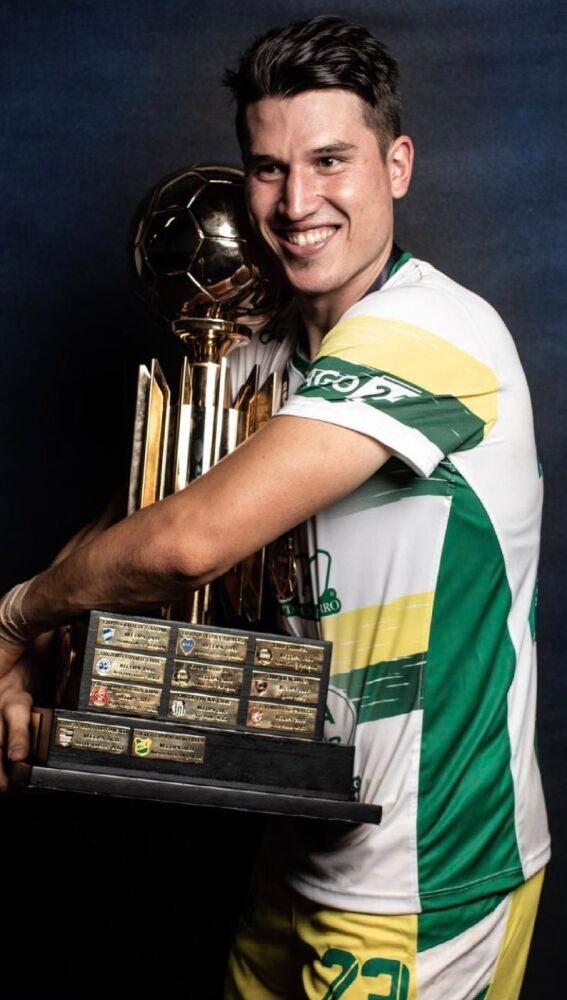 Eugenio Isnaldo abraza la Copa Sudamericana que ganó con Defensa y Justicia.