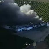Aparatoso Incendio en la Central Hortofrutícola "El Escobar" de Mérida sin daños personales