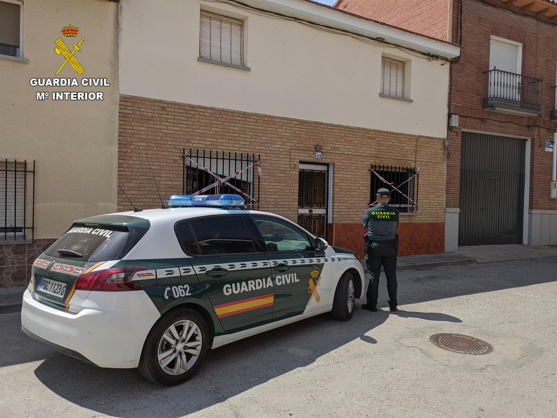 La Guardia Civil rescata a un hombre de 76 años del incendio de su vivienda en Carmena La Guardia Civil rescata a un hombre de 76 años del incendio de su vivienda en Carmena
