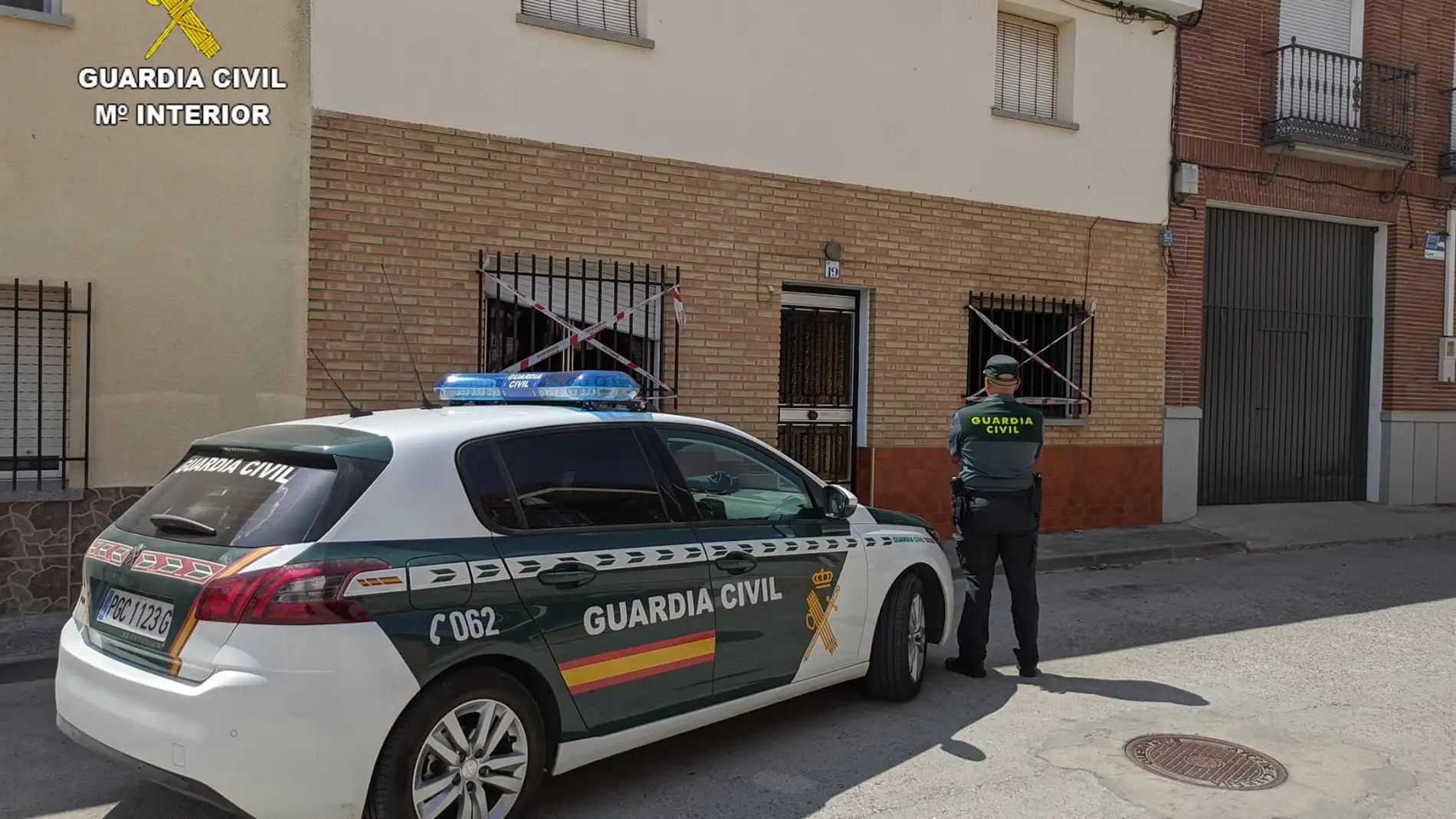 La Guardia Civil rescata a un hombre de 76 años del incendio de su vivienda en Carmena