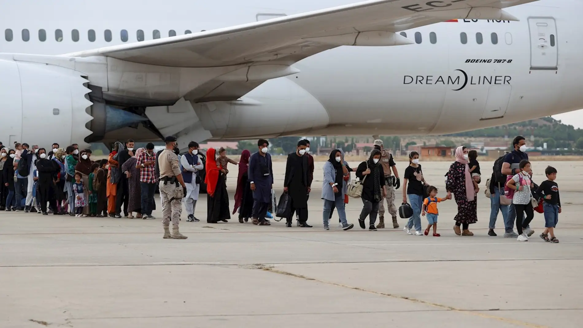 Llegada de refugiados afganos a la base militar de Torrejón de Ardoz