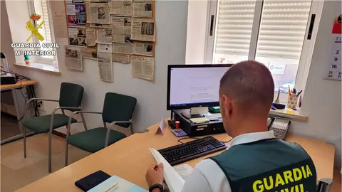 Un agente de la Guardia Civil. Un agente de la Guardia Civil.
