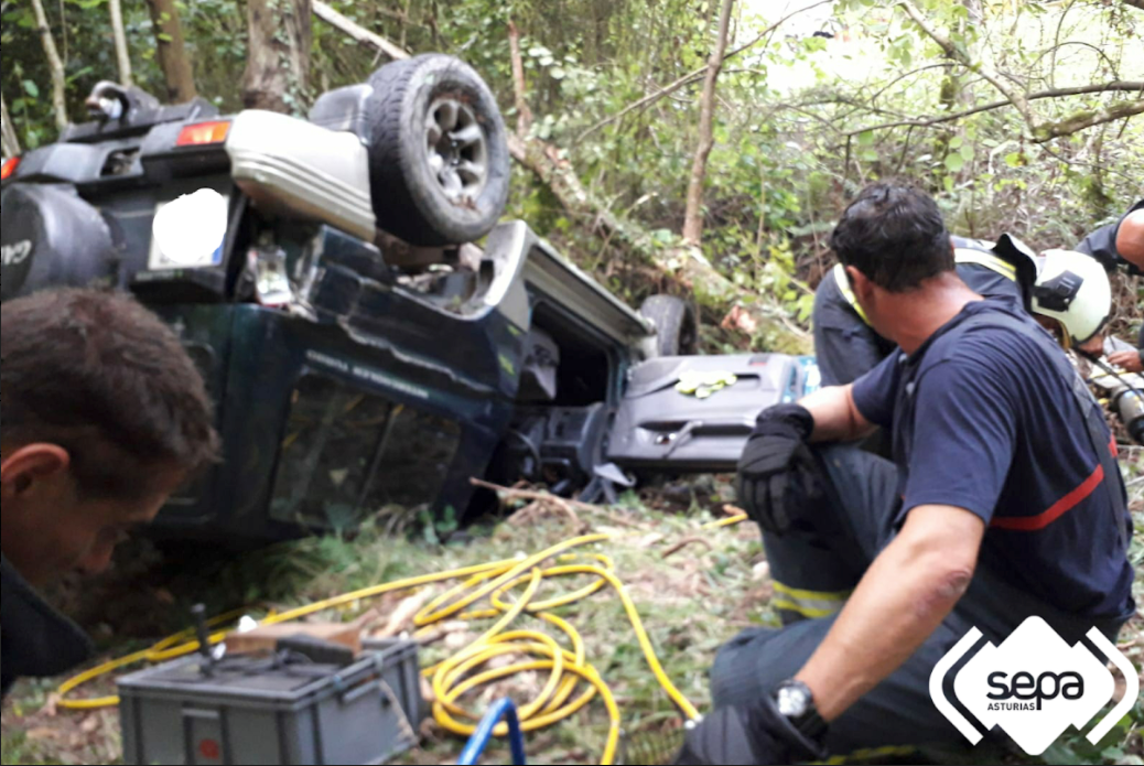 Trasladado al Hospital de Arriondas un conductor herido tras sufrir un accidente en Parres Trasladado al Hospital de Arriondas un conductor herido tras sufrir un accidente en Parres