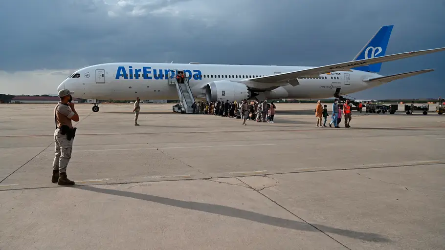 Llegada este lunes a la base aérea de Torrejón de Ardoz de un avión con 260 personas procedentes de Afganistán. EFE