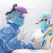 Sanitarios en un hospital durante la pandemia del covid-19. Sanitarios en un hospital durante la pandemia del covid-19.