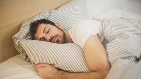 Un hombre durmiendo