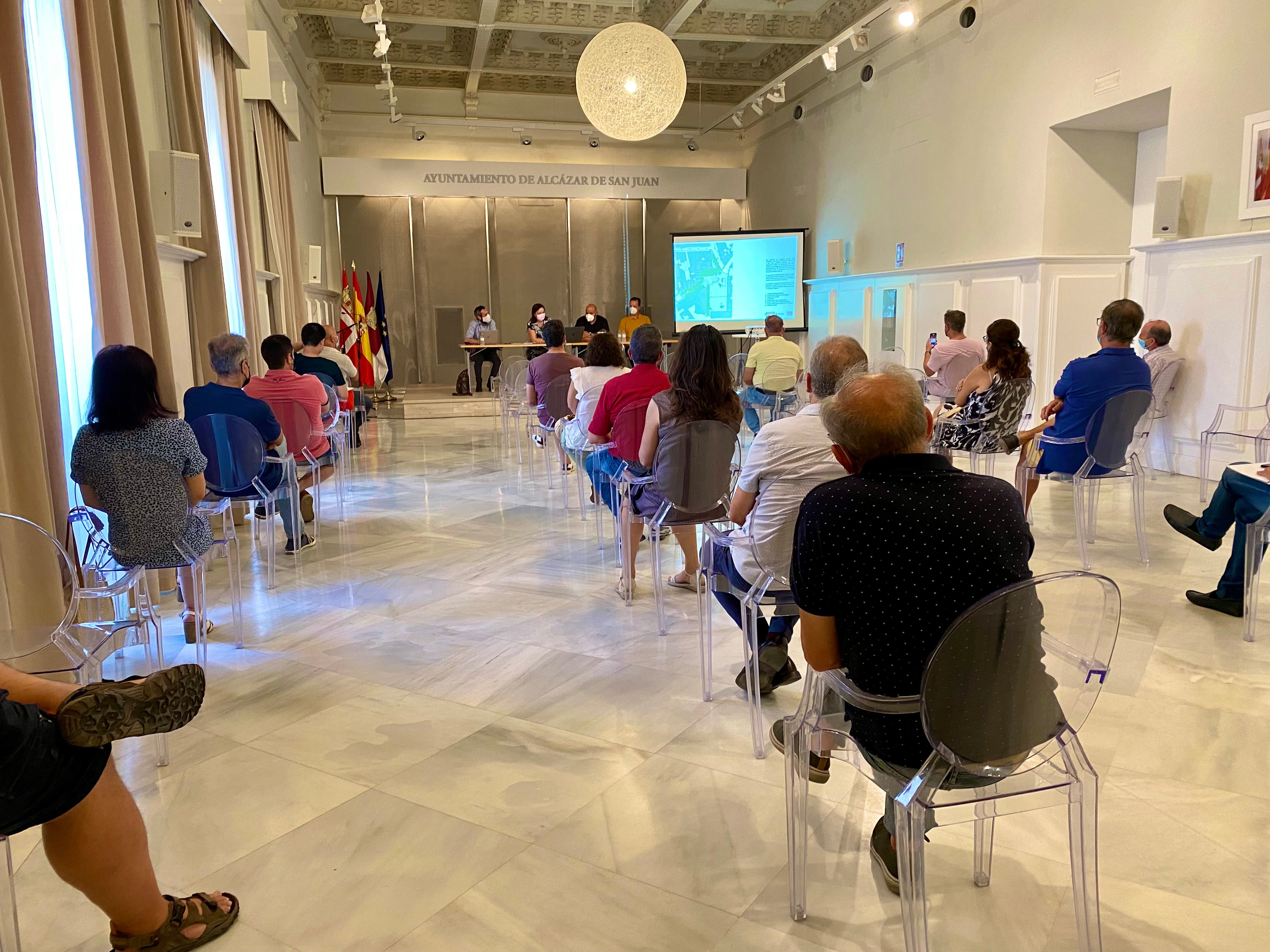 Rosa Melchor se reúne con vecinos y empresarios de la Plaza de España para detallar el proyecto de remodelación de la zona Rosa Melchor se reúne con vecinos y empresarios de la Plaza de España para detallar el proyecto de remodelación de la zona