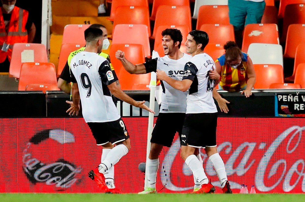 El Valencia duerme líder tras golear al Alavés El Valencia duerme líder tras golear al Alavés