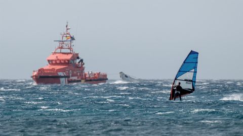 Cinco muertos y 26 supervivientes en un cayuco localizado a 500 kilómetros de El Hierro