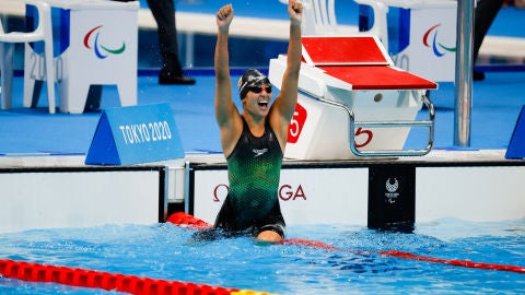 Michelle Alonso tras su oro en la piscina del centro acuático de Tokio