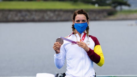 Eva Moral con su medalla de bronce