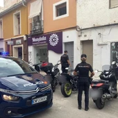 Un coche de la Policía Nacional llega a una vivienda okupada para un desahucio Un coche de la Policía Nacional llega a una vivienda okupada para un desahucio