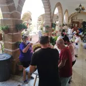 Trabajando en cadena en la casa de la Iglesia del Carmen Trabajando en cadena en la casa de la Iglesia del Carmen