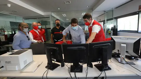 Carlos Mazón en la sala de operaciones de Cruz Roja Provincial Carlos Mazón en la sala de operaciones de Cruz Roja Provincial