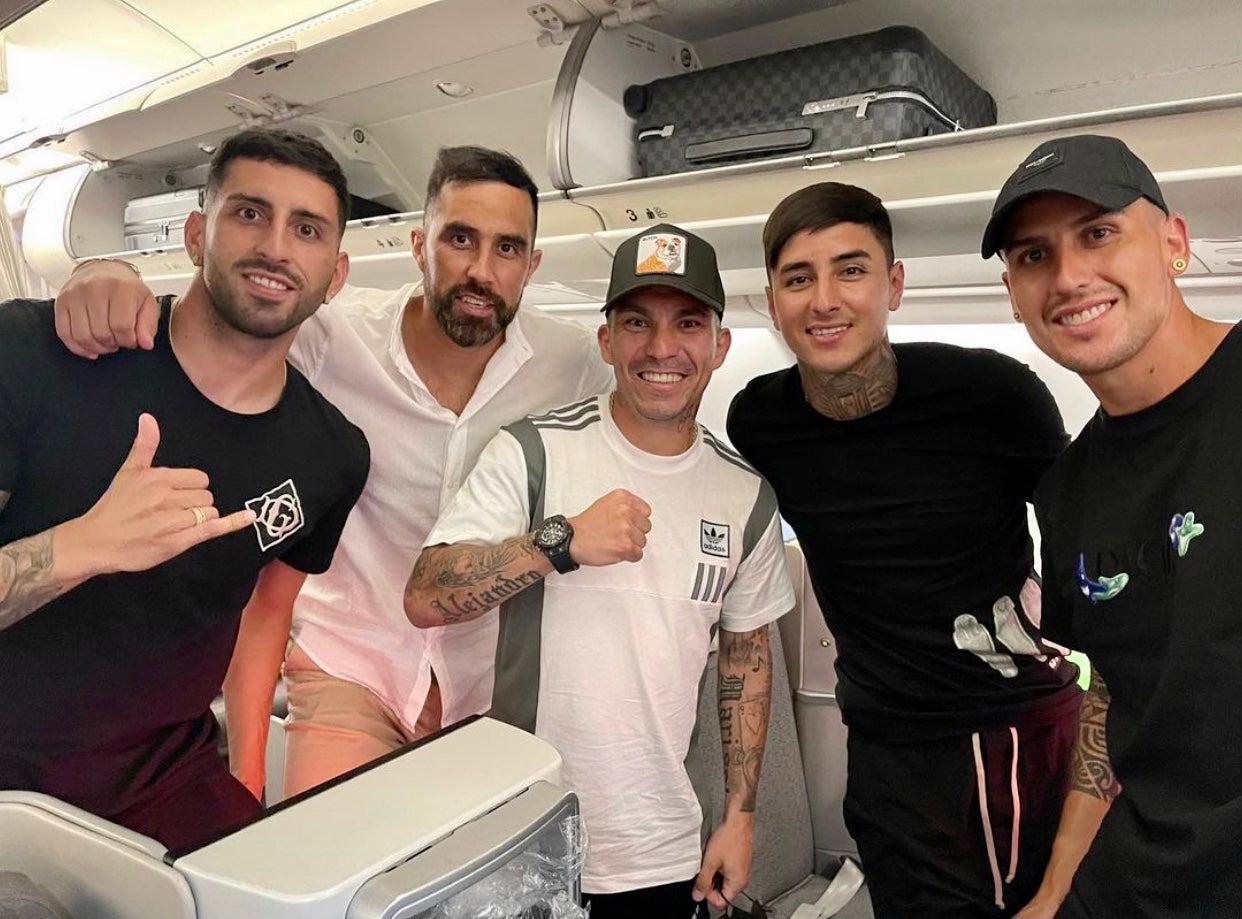 Enzo Roco viaja a Chile en el mismo avión que Gary Medel para jugar con su selección Enzo Roco viaja a Chile en el mismo avión que Gary Medel para jugar con su selección