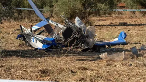 Fallecen dos personas al estrellarse la avioneta en la que viajaban Fallecen dos personas al estrellarse la avioneta en la que viajaban