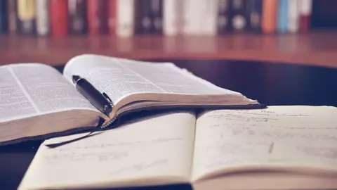 Un libro y un cuaderno Un libro y un cuaderno