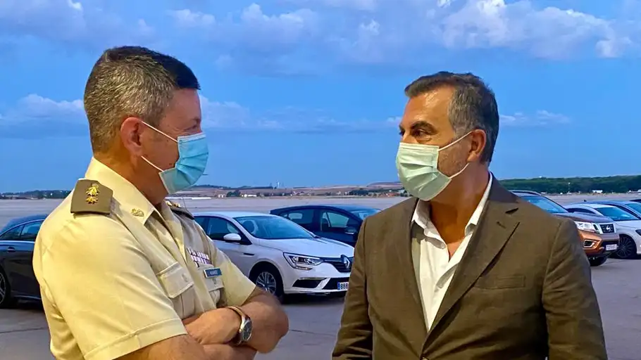 El coronel Alfonso Álvarez Planelles con Carlos Alsina desde la base aérea de Torrejón de Ardoz El coronel Alfonso Álvarez Planelles con Carlos Alsina desde la base aérea de Torrejón de Ardoz