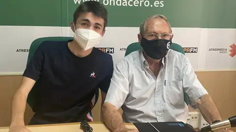El agricultor Pascual Román, junto a su nieto Héctor Maciá. El agricultor Pascual Román, junto a su nieto Héctor Maciá.
