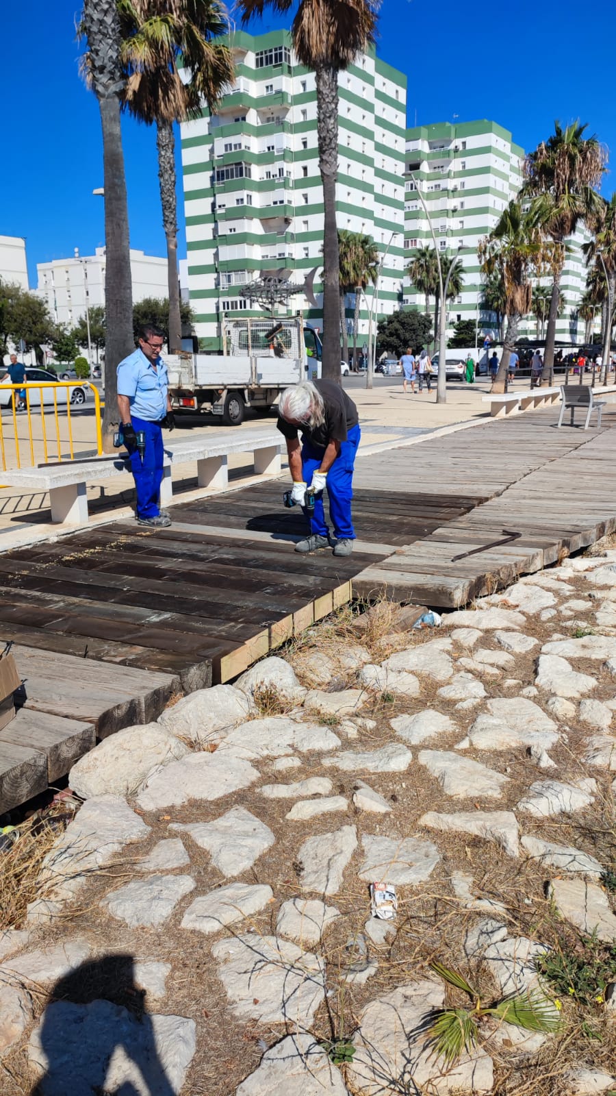 Mantenimiento Urbano ejecuta obras de reposición en la pasarela de Puntales Mantenimiento Urbano ejecuta obras de reposición en la pasarela de Puntales