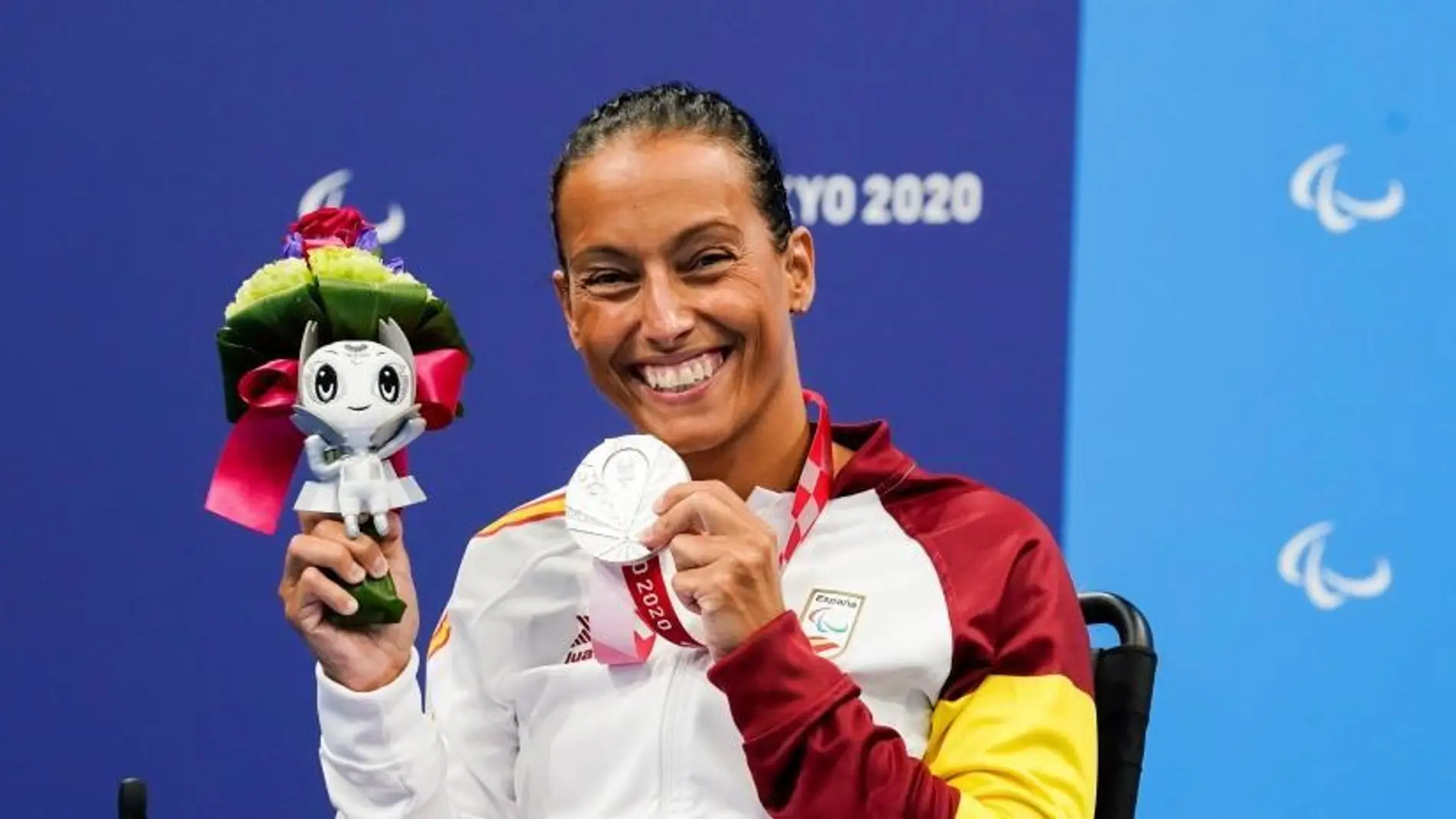 Perales sonriente con su medalla de plata en Tokio 2020