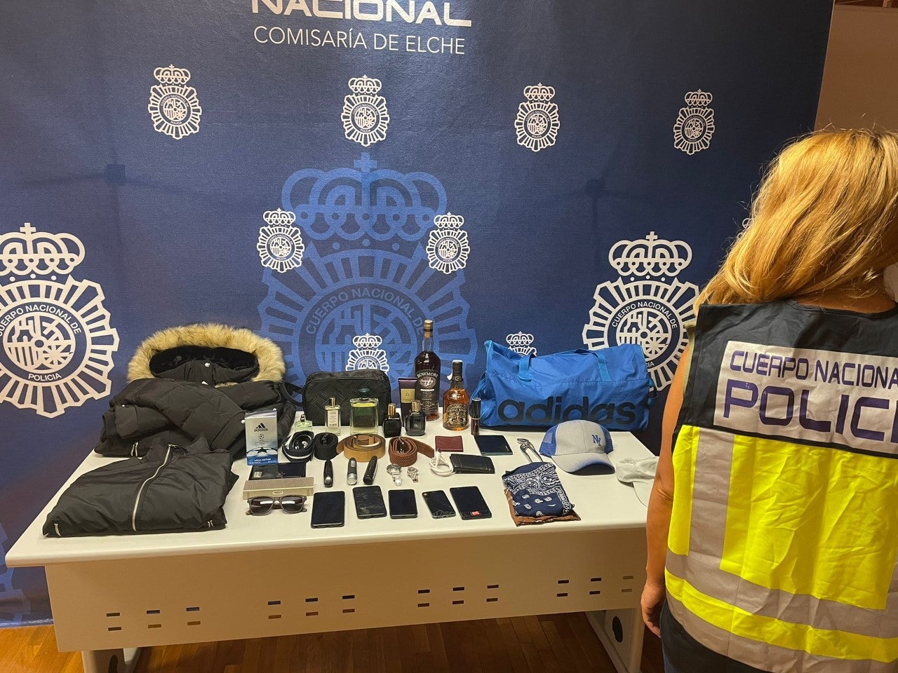 La Policía Nacional detiene en Elche a cuatro hombres por el robo de viviendas que marcaban previamente para asegurarse que estaban vacías La Policía Nacional detiene en Elche a cuatro hombres por el robo de viviendas que marcaban previamente para asegurarse que estaban vacías