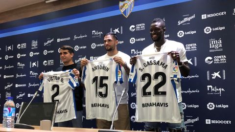 Los tres jugadores posan con la camiseta