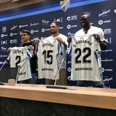 Los tres jugadores posan con la camiseta Los tres jugadores posan con la camiseta
