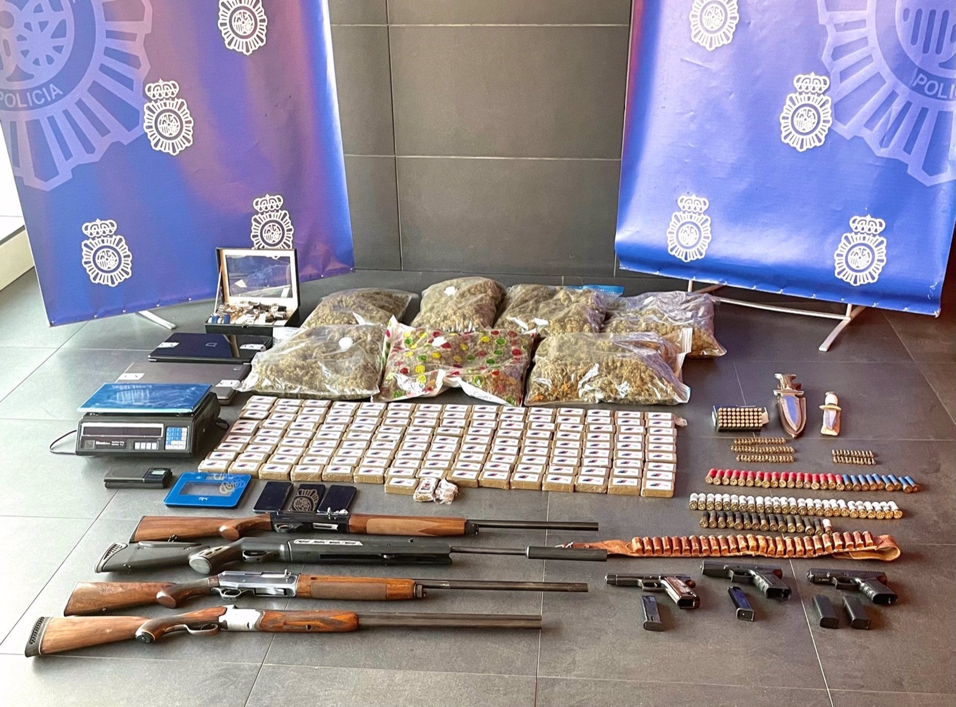 Desarticulado un grupo que traficaba con drogas en Cáceres, Salamanca, Mérida y Sevilla Desarticulado un grupo que traficaba con drogas en Cáceres, Salamanca, Mérida y Sevilla