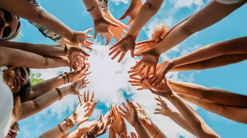 Se eligió esta fecha en honor al movimiento social polaco Solidaridad, que fue representado en 1980 dia internacional