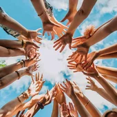 Se eligió esta fecha en honor al movimiento social polaco Solidaridad, que fue representado en 1980 Se eligió esta fecha en honor al movimiento social polaco Solidaridad, que fue representado en 1980