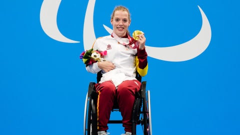 Marta Fernández con la medalla de oro