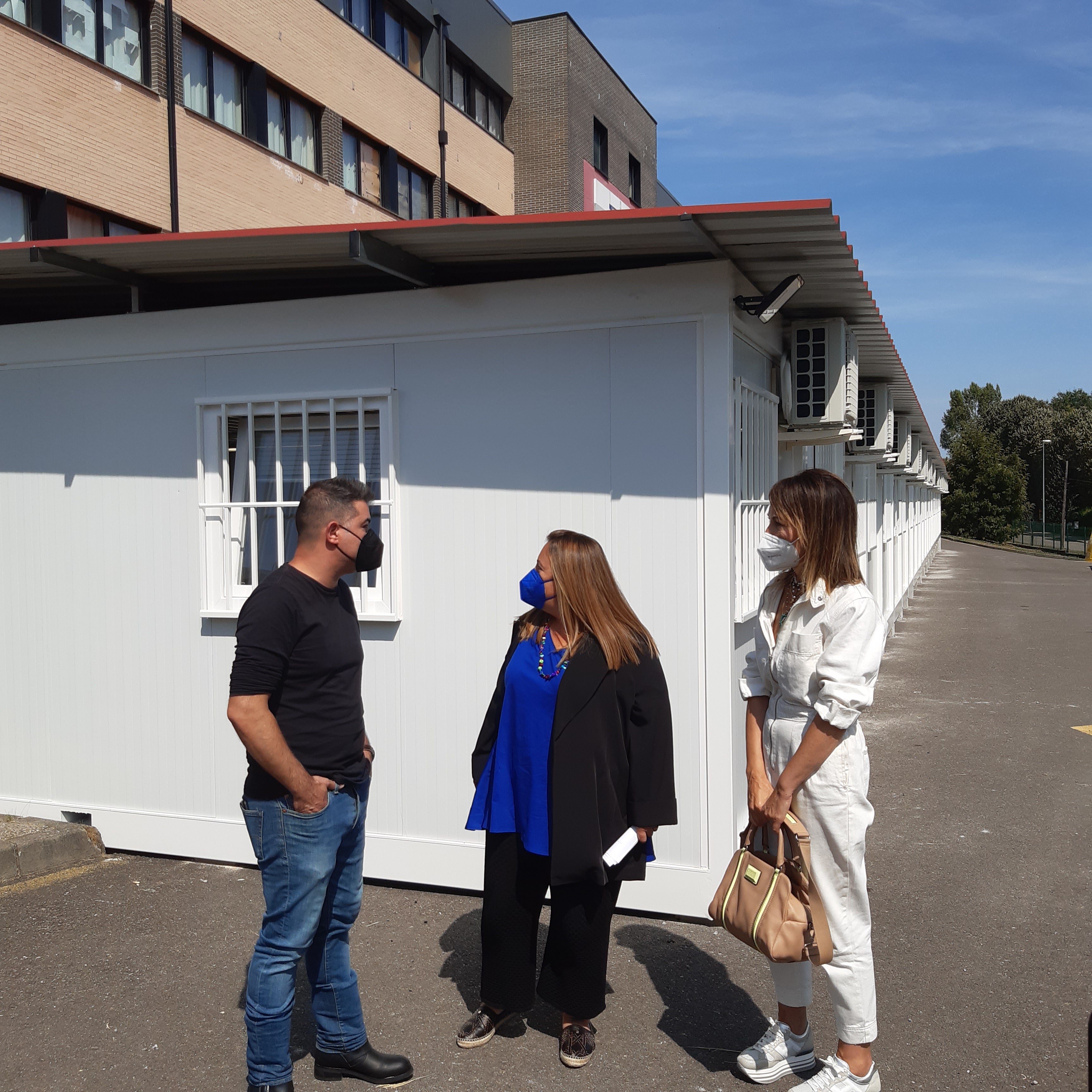 El profesorado se moviliza frentel al IES de La Corredoria para exigir el cáracter de centro de difícil desempeño El profesorado se moviliza frentel al IES de La Corredoria para exigir el cáracter de centro de difícil desempeño