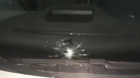 Da&ntilde;os provocados en un veh&iacute;culo por una de las piedras lanzadas por los menores identificados en Santa Pola. 