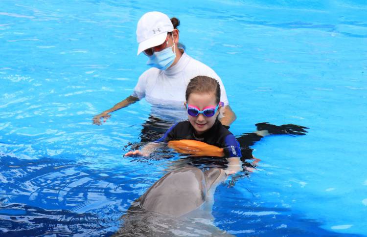 Mundo Mar reinicia las terapias con delfines para patologías como el Síndrome de Rett o el autismo entre otras Mundo Mar reinicia las terapias con delfines para patologías como el Síndrome de Rett o el autismo entre otras