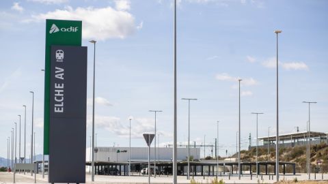 Acceso a la estaci&oacute;n del AVE de Elche.