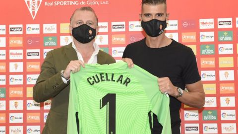 Javi Rico, director deportivo del Sporting, e Iv&aacute;n Cu&eacute;llar en la presentaci&oacute;n del portero del Sporting.
