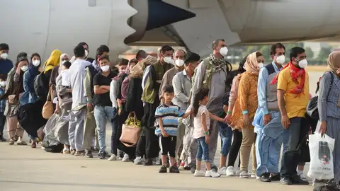 Refugiados afganos al llegar a la base aérea de Torrejón Refugiados afganos al llegar a la base aérea de Torrejón