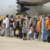 Refugiados afganos al llegar a la base aérea de Torrejón Refugiados afganos al llegar a la base aérea de Torrejón