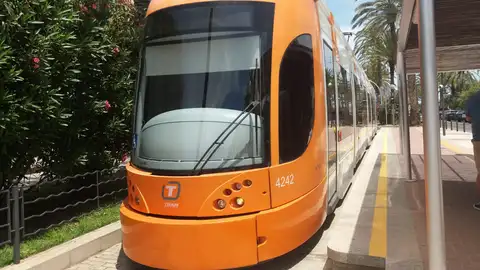 El tranvía en la parada de la Puerta del Mar El tranvía en la parada de la Puerta del Mar