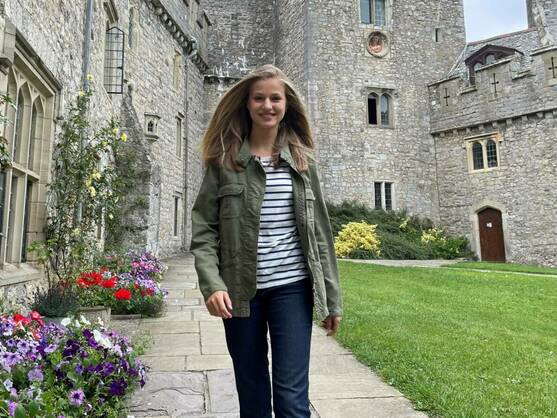 Los alumnos de Gales reciben a la princesa Leonor entre banderas LGBTI y cacerolas Los alumnos de Gales reciben a la princesa Leonor entre banderas LGBTI y cacerolas