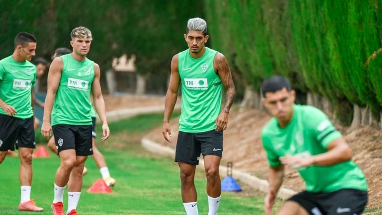 César Moreno, en un entrenamiento con el Elche junto a Diego Gónzalez, Raúl Guti y el canterano Diego Bri.
