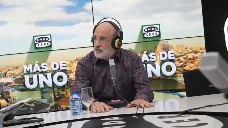 Fernando Aramburu con Carlos Alsina en 'Más de uno' Fernando Aramburu con Carlos Alsina en 'Más de uno'