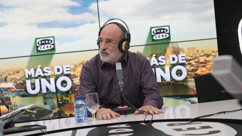 Fernando Aramburu con Carlos Alsina en 'M&aacute;s de uno'