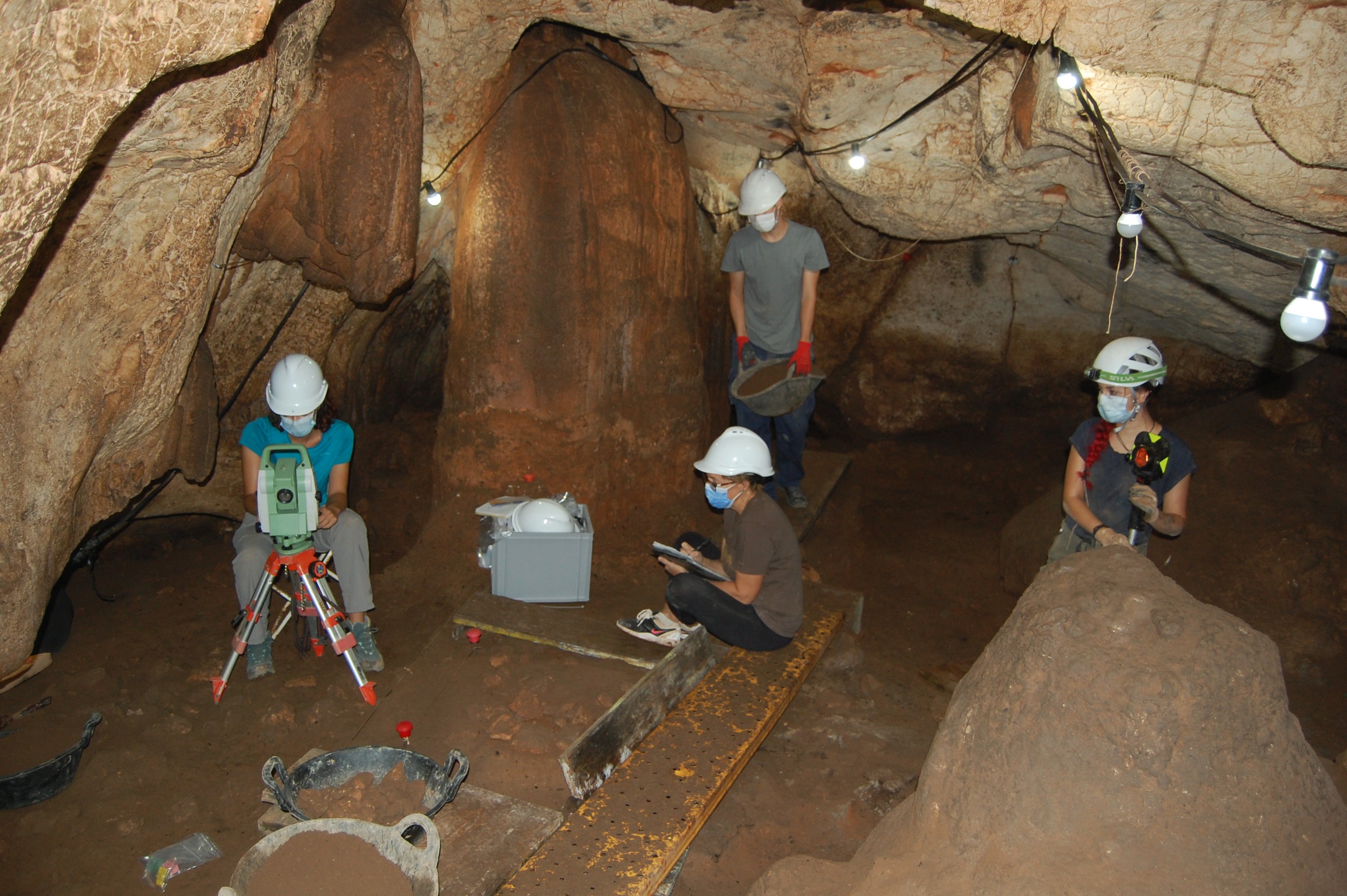 Las excavaciones de Cova del Randero descubren asentamientos de grupos de cazadores recolectores Las excavaciones de Cova del Randero descubren asentamientos de grupos de cazadores recolectores
