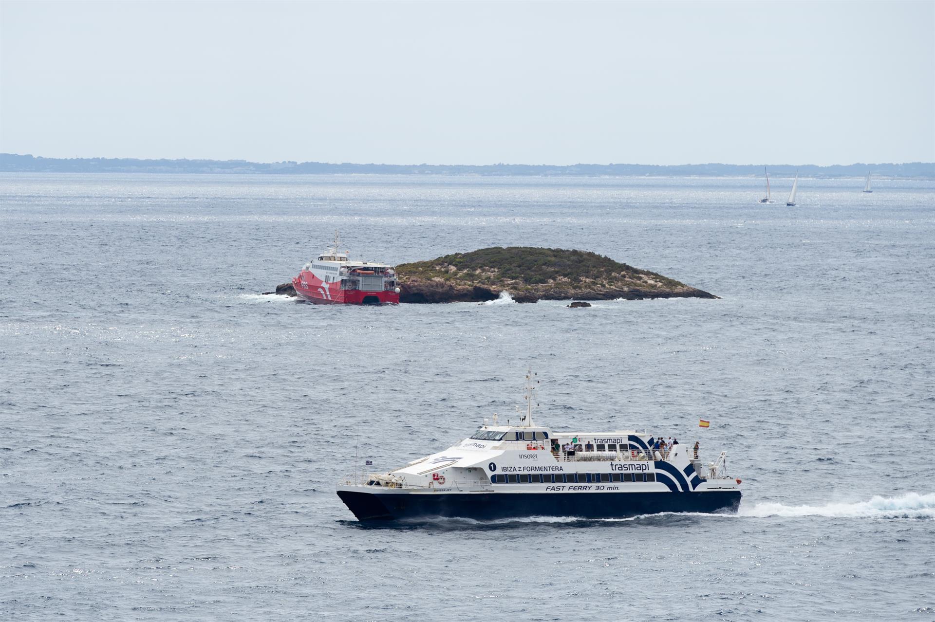 El ferry encallado en un islote de Ibiza ya ha sido reflotado El ferry encallado en un islote de Ibiza ya ha sido reflotado